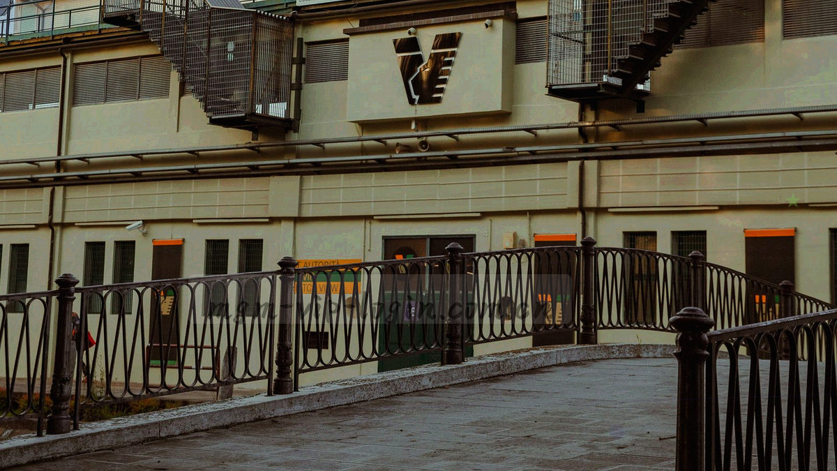 霓虹灯下的桌台全景，金色光带贯穿桌面