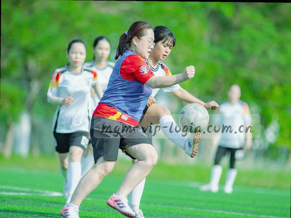 金色筹码与扑克牌在深色桌台上交错排布的特写画面