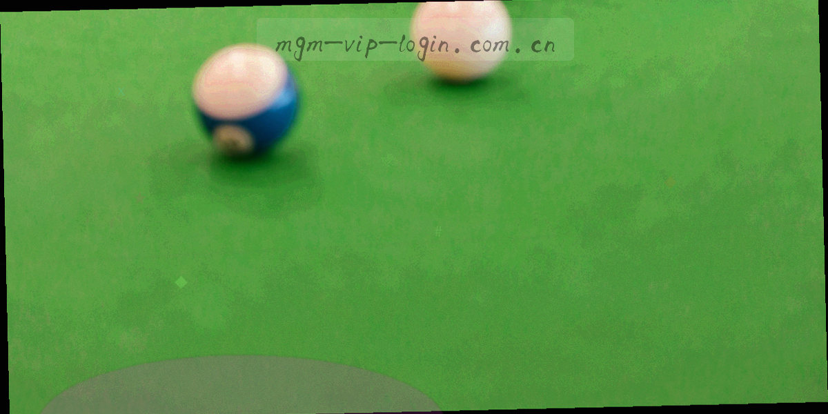 暖金色灯光下的桌台与筹码排列